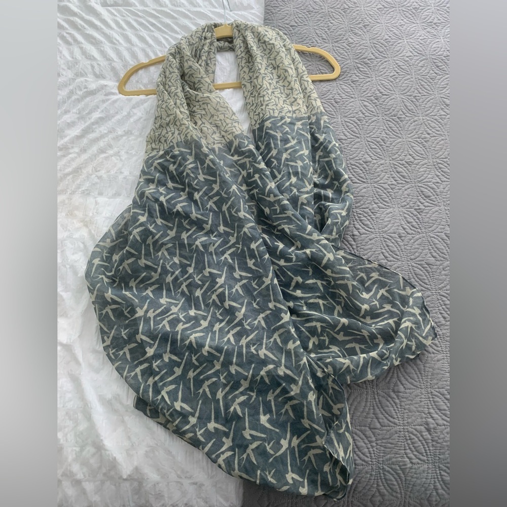 Large soft scarf with bird print in blue/grey